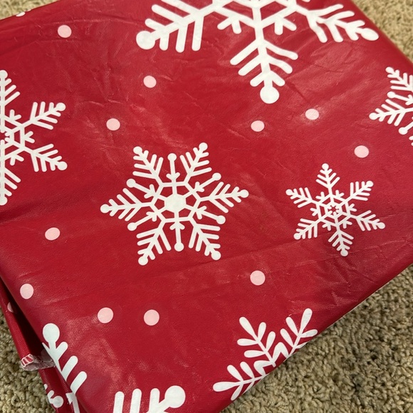 Christmas Holiday Decor tablecloth Red Snowflakes Gingerbread Men Cookies - Picture 2 of 4